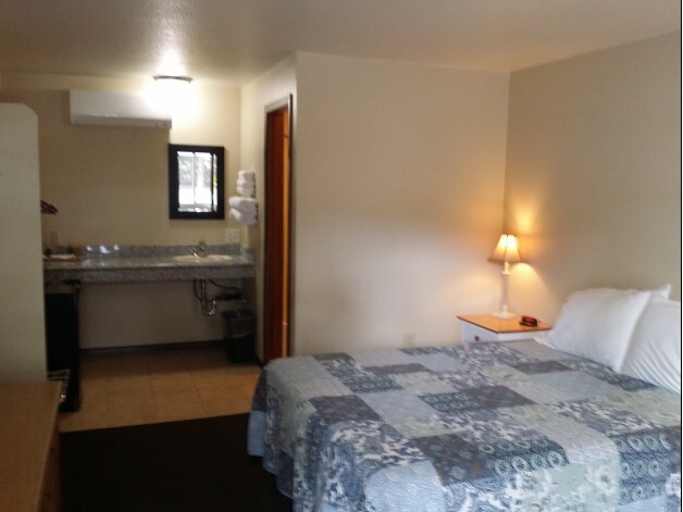 More Photos Of 616 Mill St, Maupin Hotel For Sale