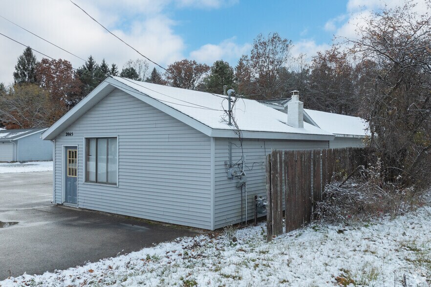 More Photos Of 2865 Whitehall Rd, Muskegon Light Distribution For Sale