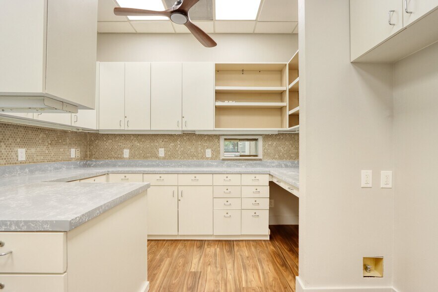 More Photos Of 1717 N Garrett Ave, Dallas Medical For Sale