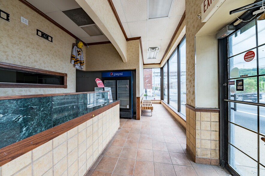 More Photos Of 1370 University Ave, Morgantown Storefront Retail Office For Lease