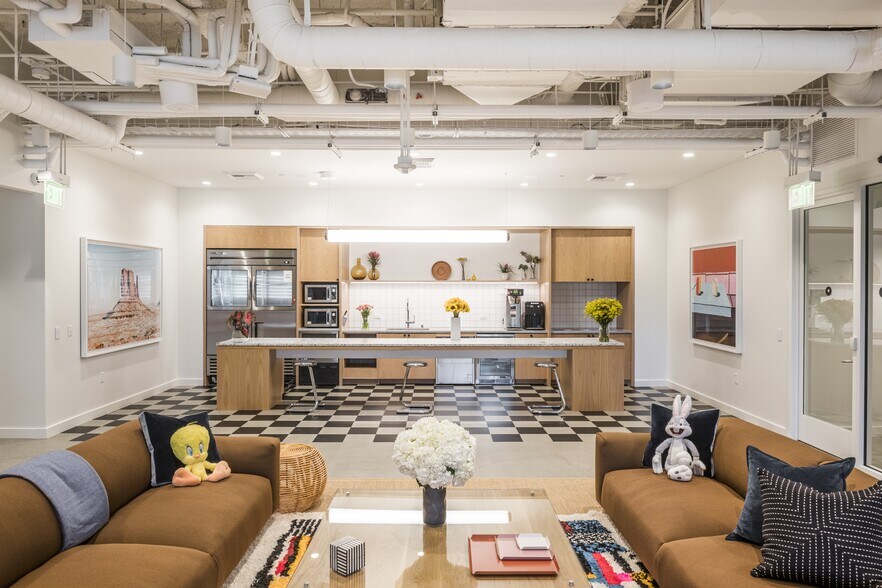 More Photos Of 21255 Burbank Blvd, Woodland Hills Office For Lease