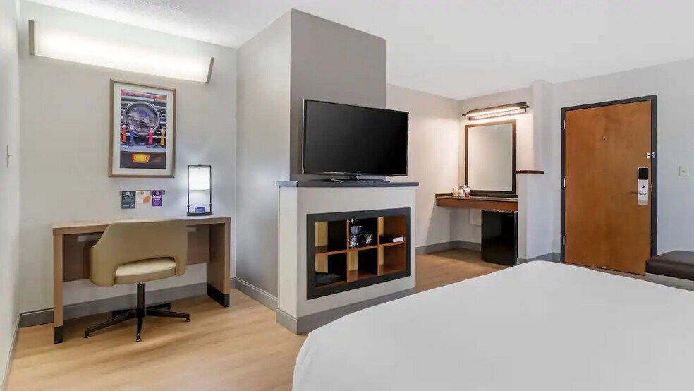 More Photos Of 300 United Leuva Cir, Houston Hotel For Sale