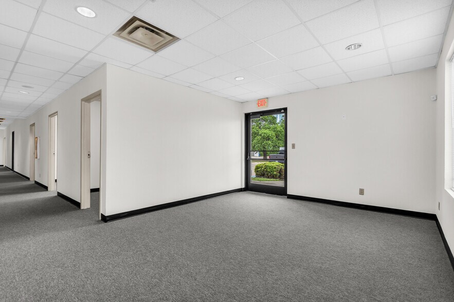 More Photos Of 1801 Precinct Line Rd, Hurst Medical For Lease