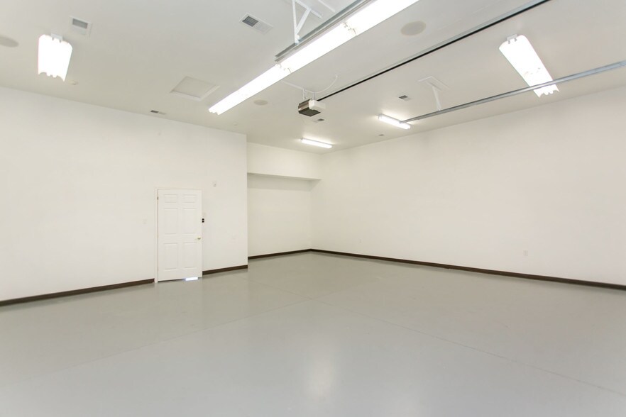 More Photos Of 6503 W Okanogan Ave, Kennewick Warehouse For Lease