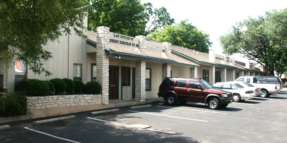 More Photos Of 1825 Fort View Rd, Austin Office For Lease