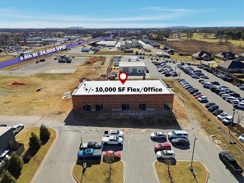 More Photos Of 2420 S 8th St, Rogers Flex For Lease