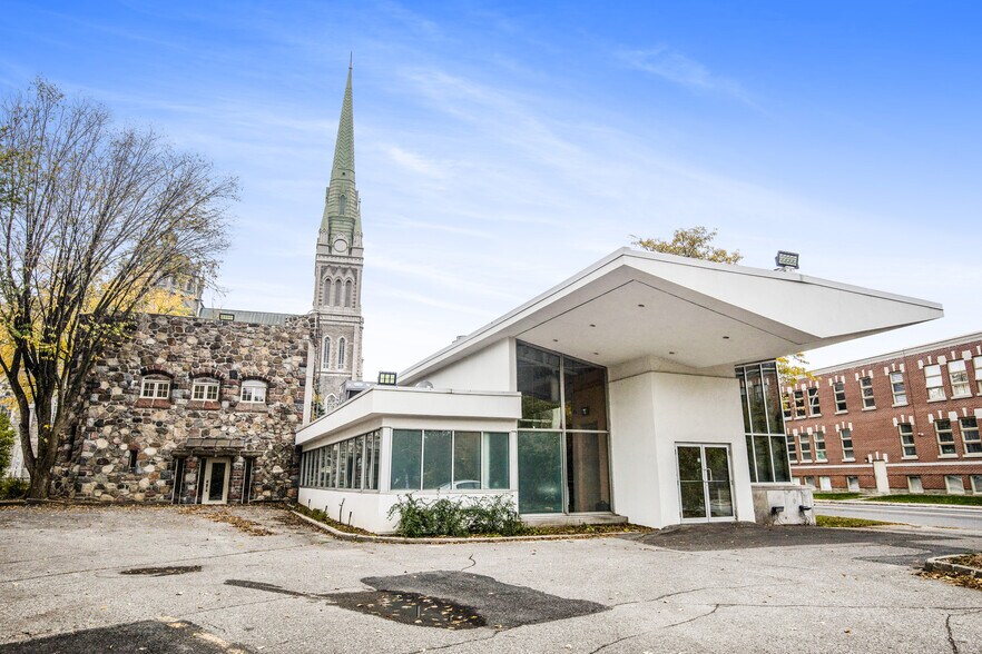 More Photos Of 4 Rue Saint-Charles E, Longueuil Office For Lease