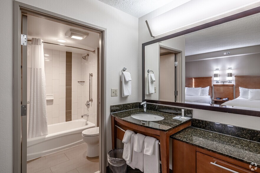 More Photos Of 4610 W Walnut St, Rogers Hotel For Sale