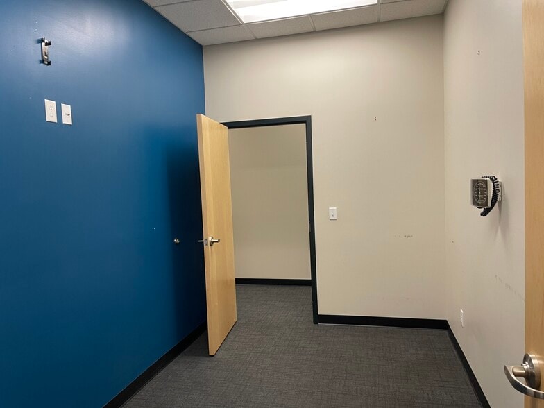 More Photos Of 211 Sioux Point Rd, Dakota Dunes Office For Lease
