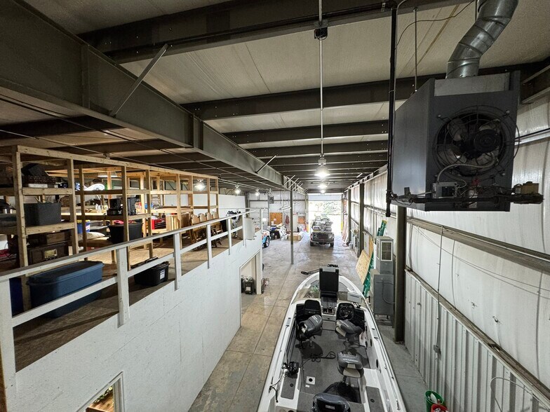 More Photos Of 1125 W Tuckaway Ln, Menasha Showroom For Lease