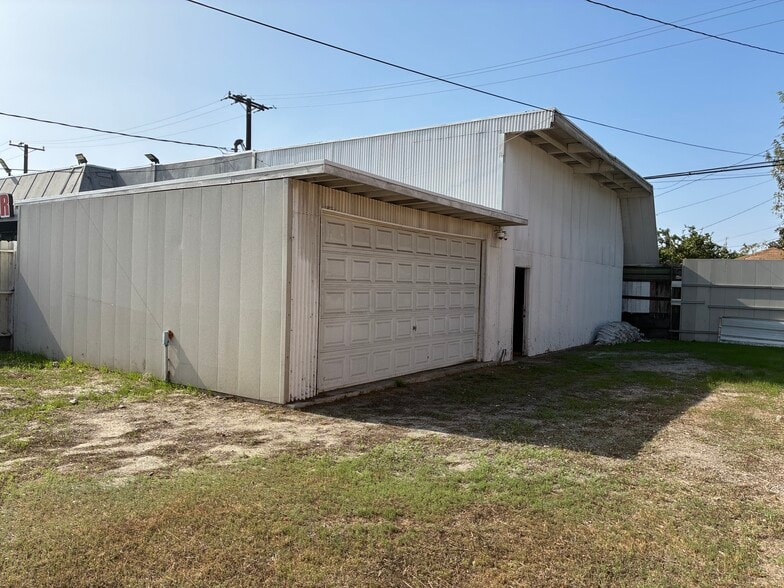 More Photos Of 2965 Santa Fe Ave, Long Beach Freestanding For Lease