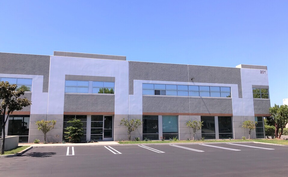More Photos Of 201 Bernoulli Cir, Oxnard Warehouse For Lease