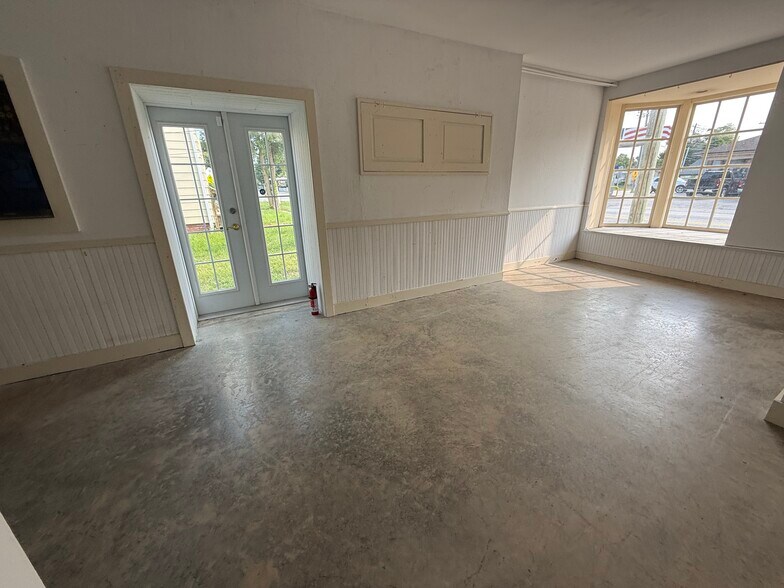 More Photos Of 102 N Main St, Galena Storefront Retail Office For Lease