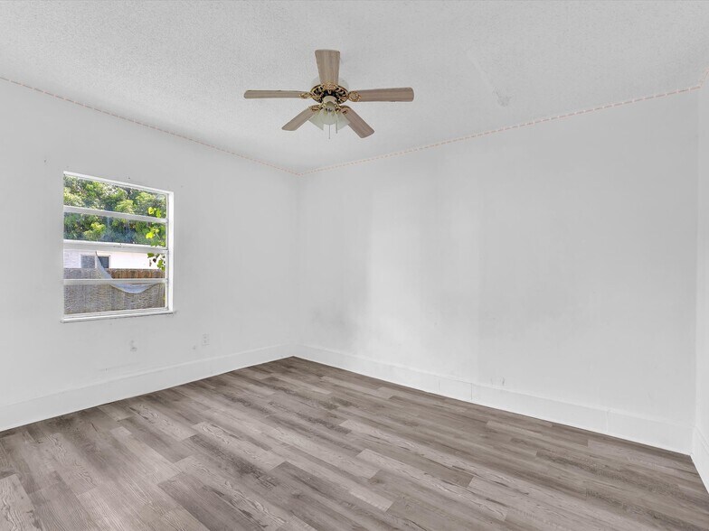 More Photos Of 1932 Dewey St, Hollywood Land For Sale