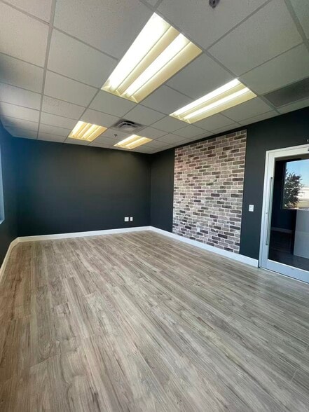 More Photos Of 7075 Kingspointe Pky, Orlando Showroom For Sale