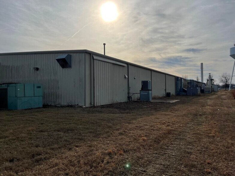 More Photos Of 2921 E 290 Rd, Grove Manufacturing For Lease