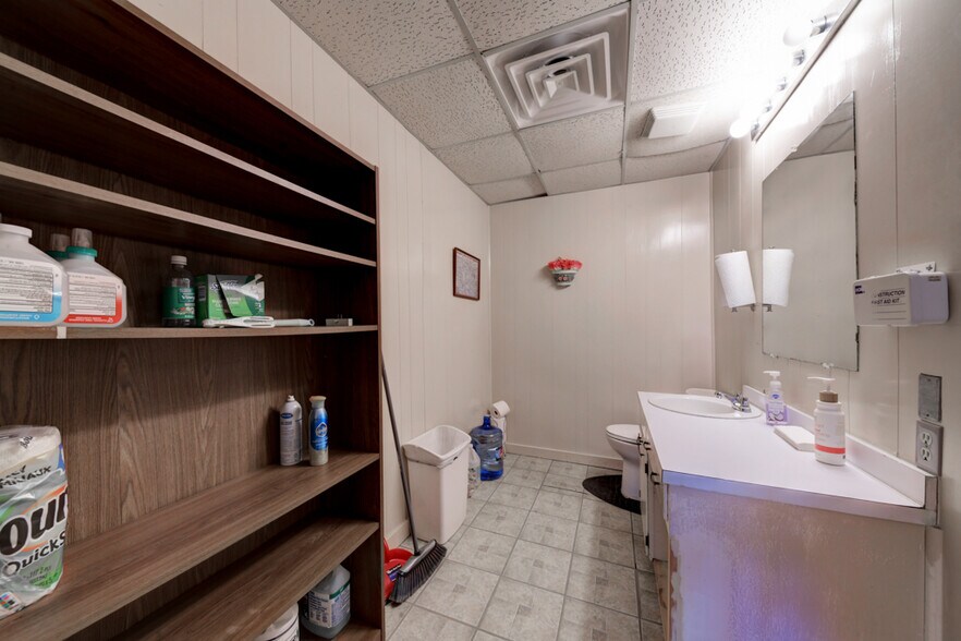 More Photos Of 113 W Lindbergh Blvd, Universal City Service For Sale