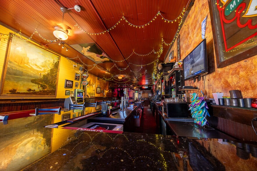 More Photos Of 406 N Mount Shasta Blvd, Mount Shasta Bar For Sale