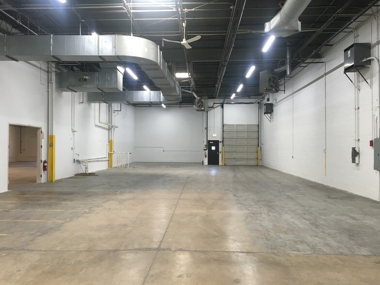 More Photos Of 1001 Entry Dr, Bensenville Warehouse For Lease