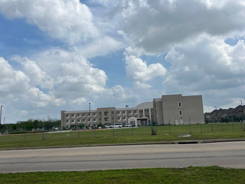 More Photos Of 6913 Pavilion Dr, Houston Assisted Living For Lease