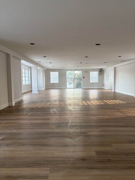 More Photos Of 205 W River Rd, Hooksett Storefront Retail Office For Lease