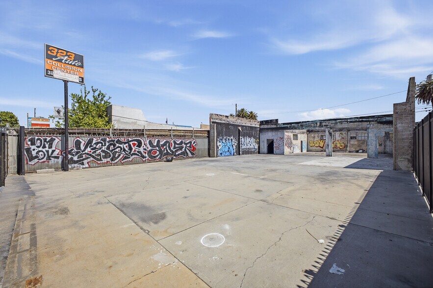 More Photos Of 818-828 E Manchester Ave, Los Angeles Warehouse For Sale