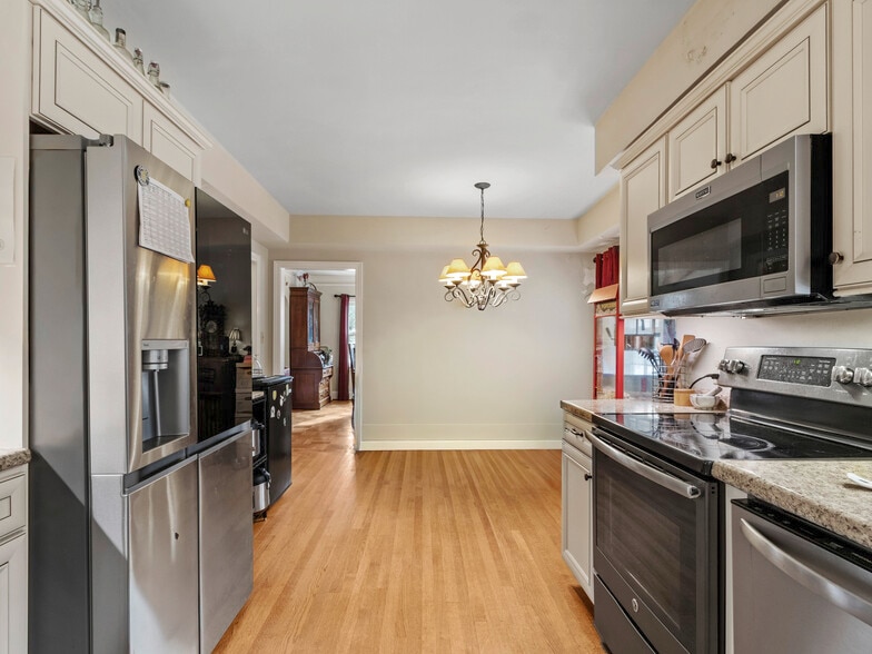 More Photos Of 506 W Main St, Burnsville Freestanding For Sale