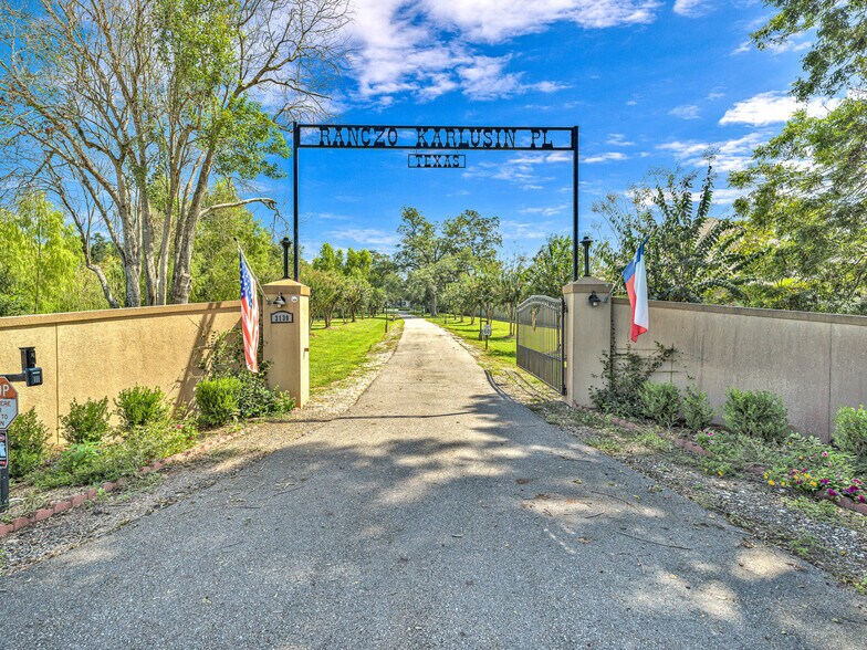 More Photos Of 3130 Bowser Rd, Fulshear Specialty For Sale