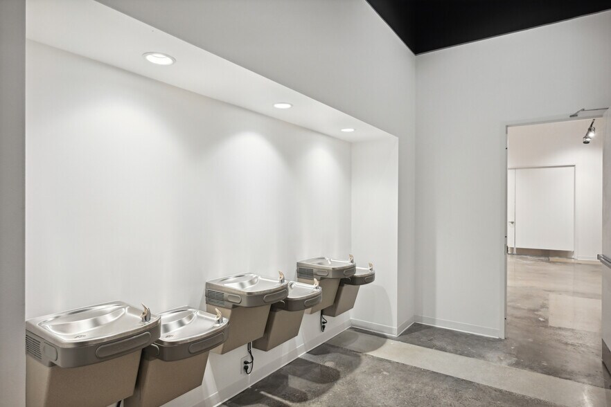 More Photos Of 159 Armour Dr NE, Atlanta Showroom For Lease