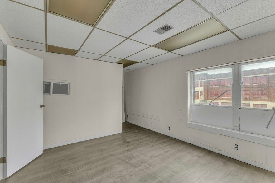 More Photos Of 7424 Bessemer Ave, Cleveland Warehouse For Sale