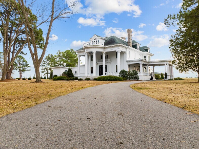 More Photos Of 738 E Main St, Belhaven Hotel For Sale