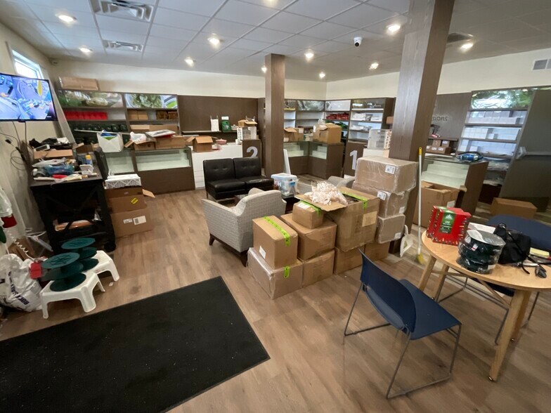 More Photos Of 107 W Delaware, Decatur Freestanding For Sale