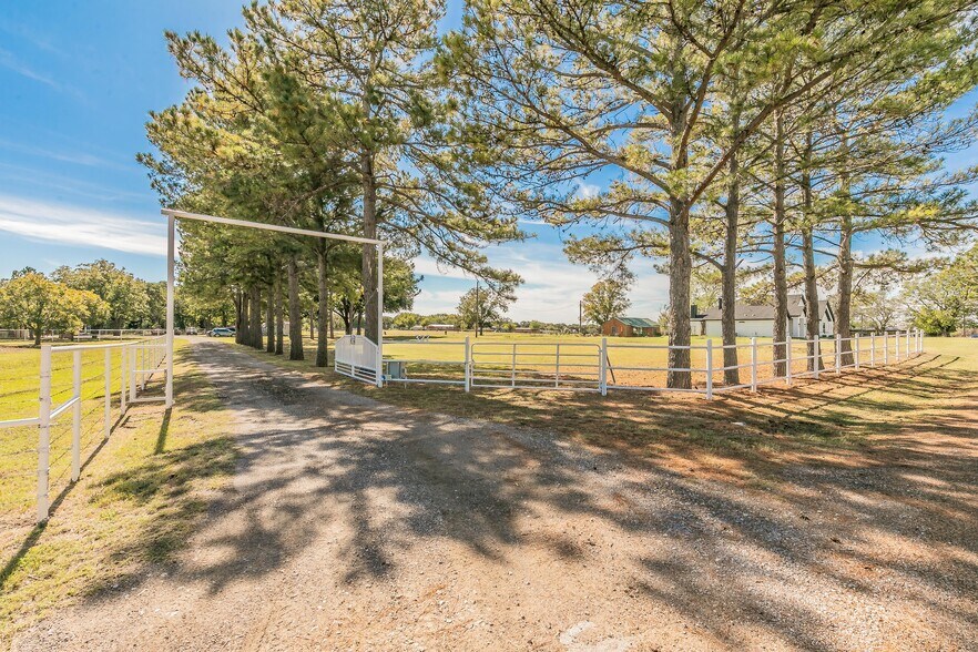 More Photos Of 327 County Road 4851, Newark Industrial For Lease