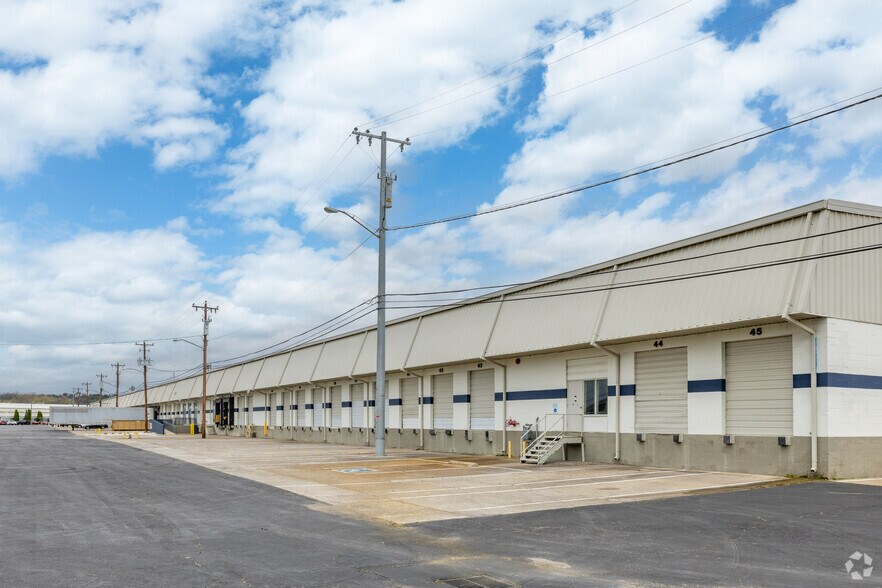 More Photos Of 1010 Space Park South Dr, Nashville Distribution For Lease