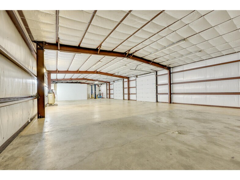 More Photos Of 1612 Shenandoah Dr, Cedar Park Warehouse For Sale