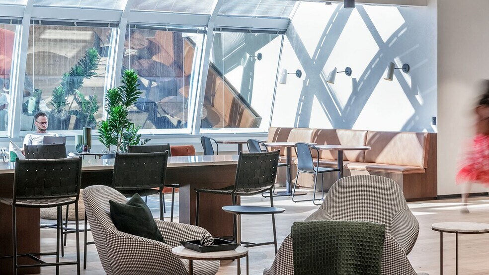 More Photos Of 500 W Madison St, Chicago Coworking Space