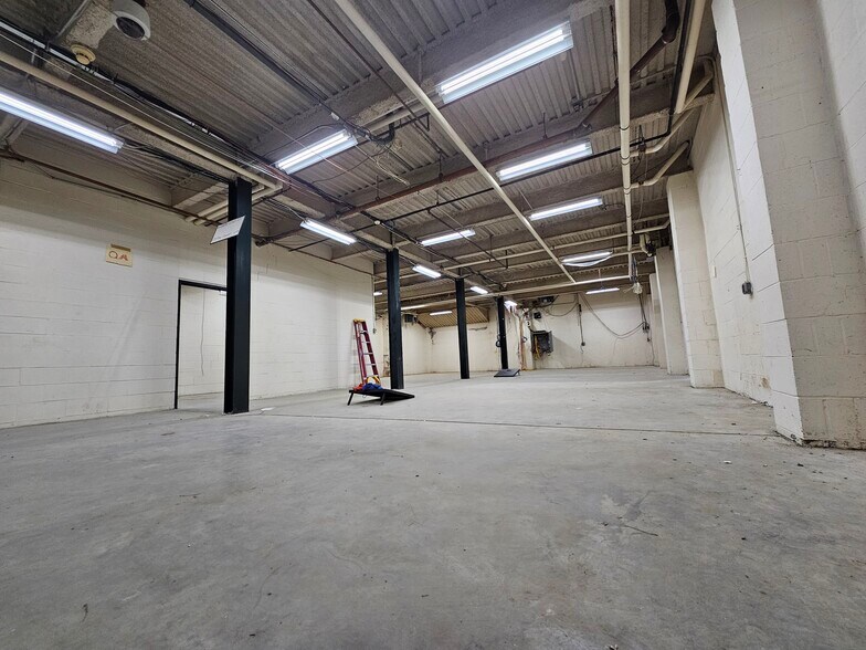 More Photos Of 20 Industrial Dr, Middletown Light Manufacturing For Lease