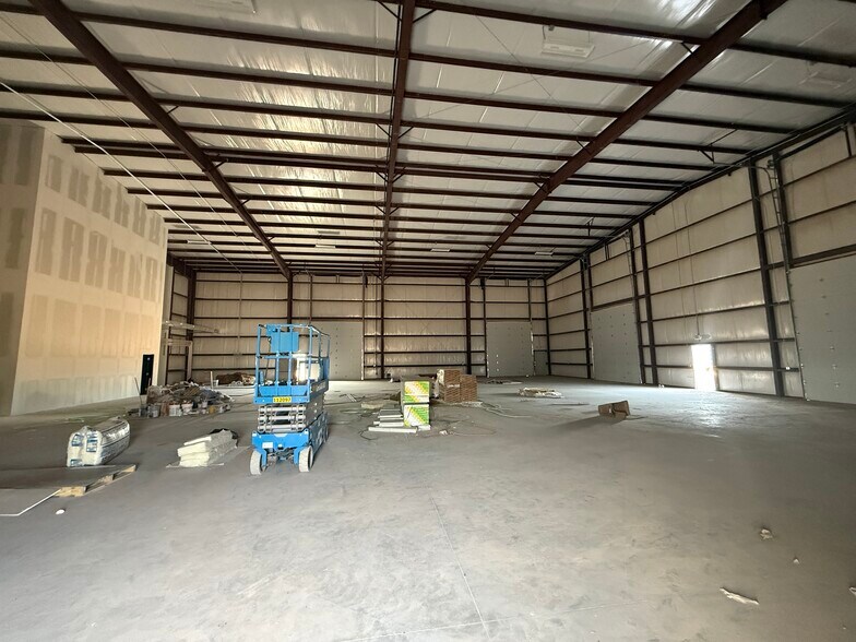 More Photos Of 1602 S Midkiff Rd, Midland Warehouse For Lease