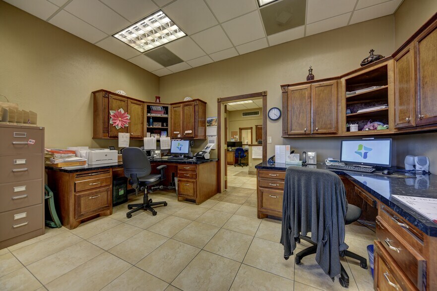 More Photos Of 501 E Washington Ave, Navasota Medical For Sale