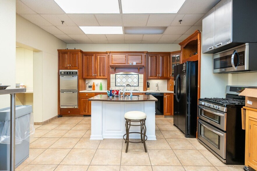 More Photos Of 1320 E Washington St, Louisville Light Manufacturing For Sale