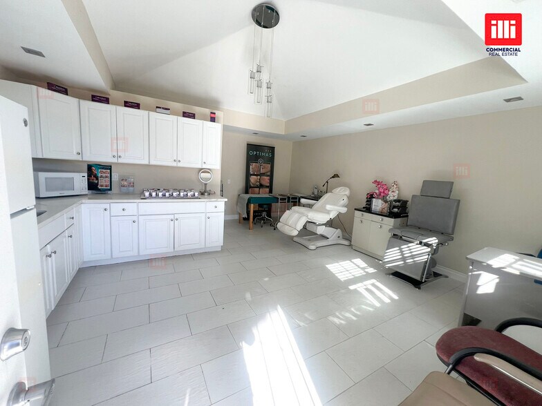 More Photos Of 17447 Chatsworth St, Granada Hills Medical For Lease