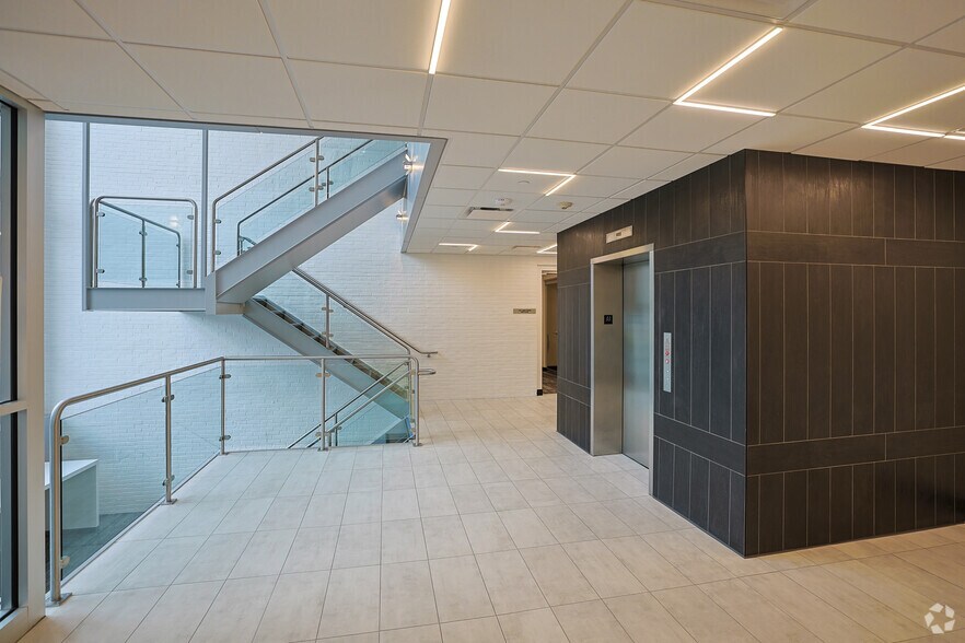 More Photos Of 50 Burlington Mall Rd, Burlington Unknown For Lease