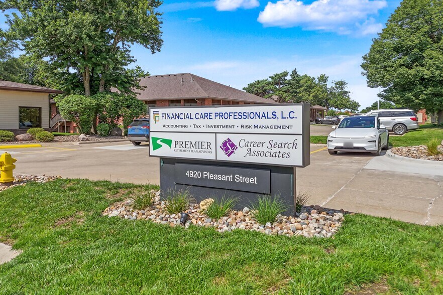 More Photos Of 4920 Pleasant St, West Des Moines Office For Lease