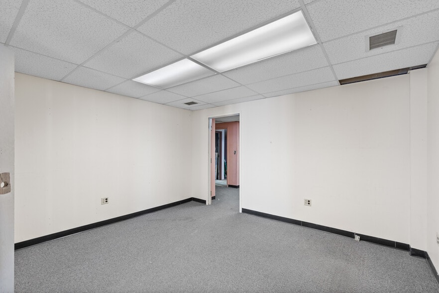 More Photos Of 2200 Union St, Bellaire Industrial For Sale