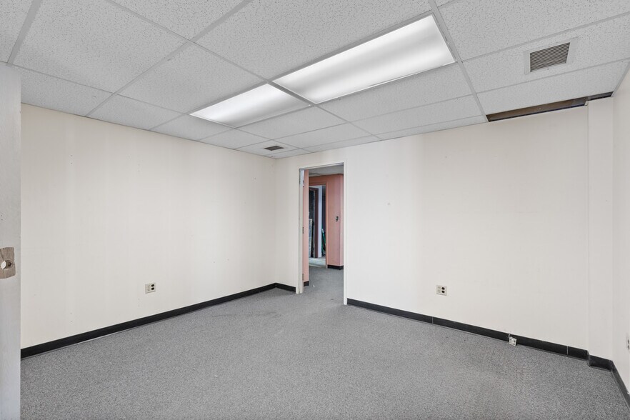 More Photos Of 2200 Union St, Bellaire Warehouse For Sale