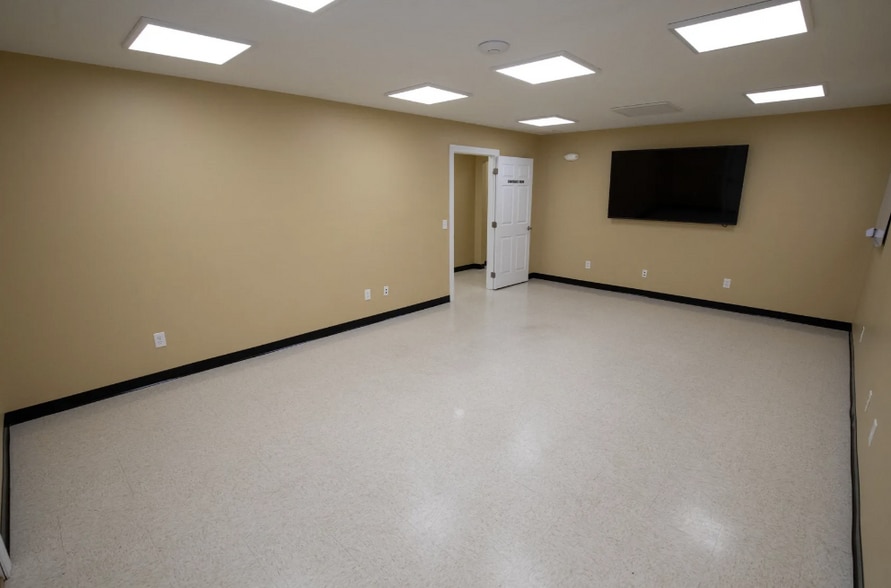 More Photos Of 347 Braley Rd, Huntington Flex For Sale