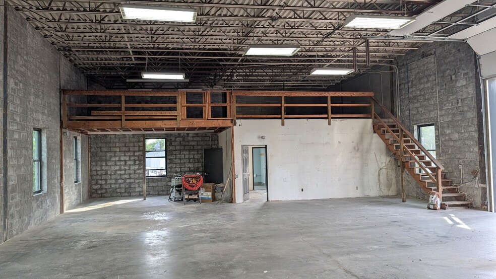 More Photos Of 57 Plainfield Ave, Bedford Hills Warehouse For Lease