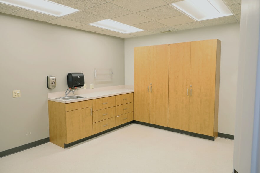 More Photos Of 1664 W Smith Valley Rd, Greenwood Medical For Lease