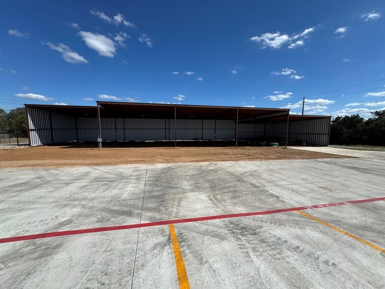 More Photos Of 398 Eagle Bluff Rd, Spicewood Warehouse For Lease