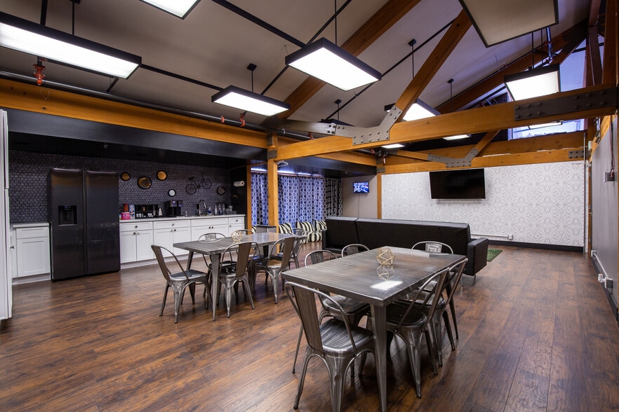 More Photos Of 296 S Palm Canyon Dr, Palm Springs Storefront Retail Office For Sale